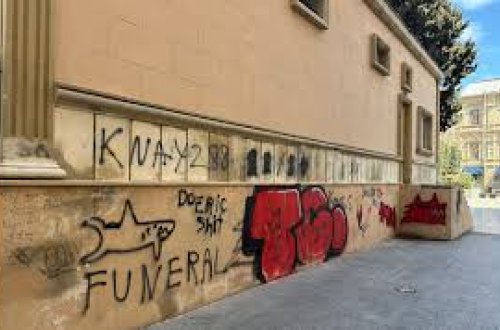 Nizami Kino Mərkəzinin divarına qraffiti çəkən şəxslər saxlanılıb