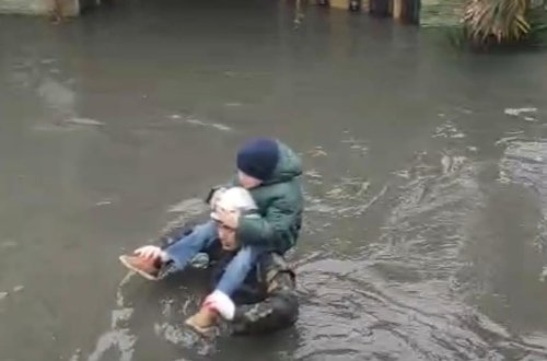 Keşlədə su basmış ərazilərdən sakinlər təxliyə edildi (FOTO)