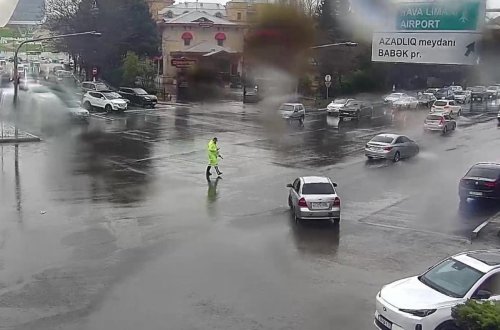 Bakıda bəzi istiqamətlərdə nəqliyyatın hərəkəti çətinləşib - RƏSMİ