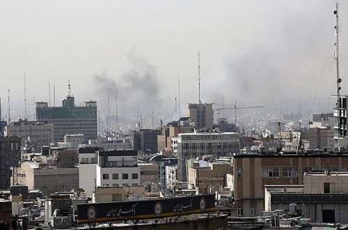 Tehranda 2 yaşayış binası vuruldu - Ölənlər var - VİDEO