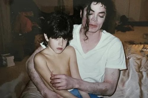 Maykl Cekson sui-istifadəyə görə məhkəməyə verildi