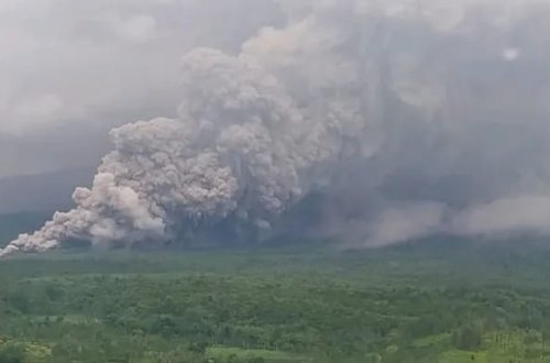İndoneziyada Semeru dağı kül püskürür