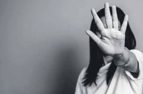 Məktəbdə sui-istifadə halları Fransanı silkələyir