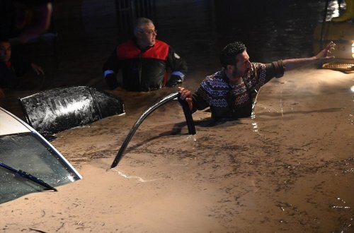 Türkiyədə güclü yağışdan sonra çay daşdı: ölənlər var - FOTO