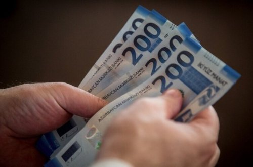 Dövlət qurumlarında işləyən şəxslərin maaşı ilə bağlı yeni QƏRAR