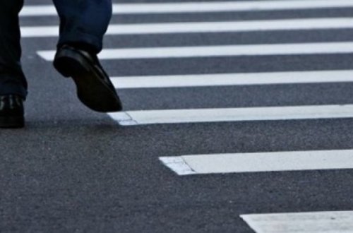 Qazaxda avtomobil piyadanı vuraraq öldürdü