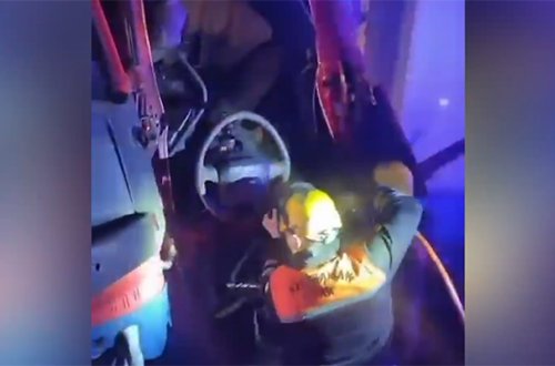 Qəzaya düşən sürücü belə xilas edildi - Video