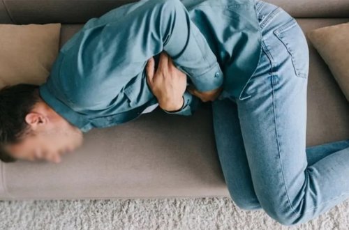 Qayınata təpiklə vurub kürəkəninin bağırsağını partlatdı