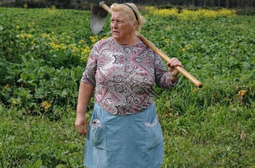 İspaniyada tarlada işləyən qadın Trampa bənzədiyi üçün sosial mediada trend mövzusuna çevrilib