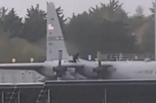 İrlandiyada bir nəfər balta ilə Amerika hərbi təyyarəsinə hücum edib