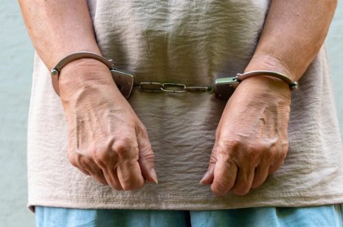 90 yaşlı qadın çirkli pulların yuyulmasına görə həbsə məhkum edilib