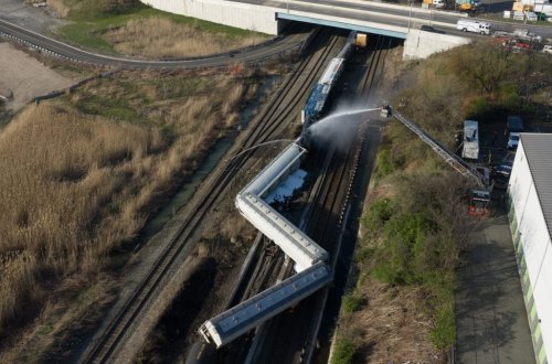Nyu Cersidə yük qatarı relsdən çıxıb: Kimyəvi sızma xəbərdarlığı