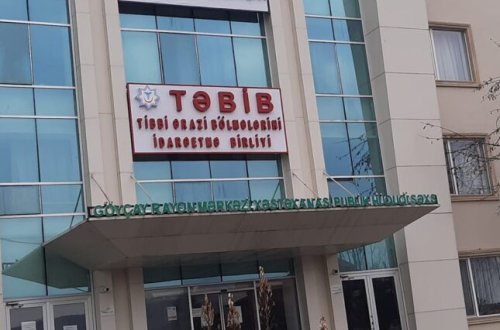 Göyçay RMX-da RƏZALƏT: Növbə gözləyən yaşlı qadın xəstəxanalıq oldu – Foto