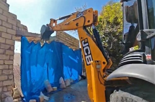 Gəncədə qanunsuz tikili sökülüb - VİDEO