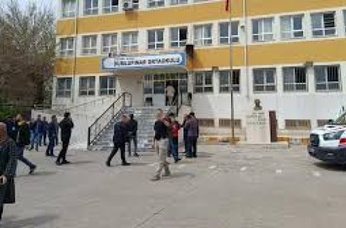 Şanlıurfada məktəbdə daha bir insident: Valideyn müəllimə bıçaqla hücum etdi