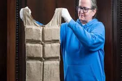 “Titanik” sərnişininin xilasedici jileti 715 min dollara satılıb