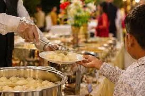 Hindistanda toyda DƏHŞƏT: Ofisiant azyaşlı uşağı yanan sobaya atıb