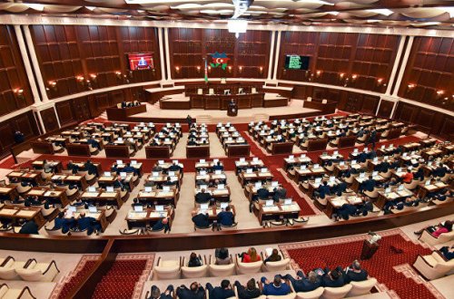 Milli Məclisin iclası başladı: 8 məsələyə baxılacaq