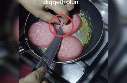 Azərbaycanda alınan kolbasanın içindən görün nə çıxdı - VİDEO