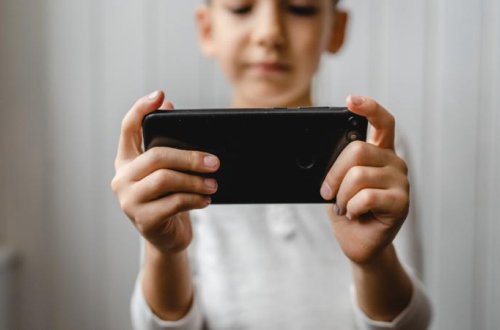 İngiltərədə məktəblərdə smartfondan istifadə qanunla qadağan ediləcək