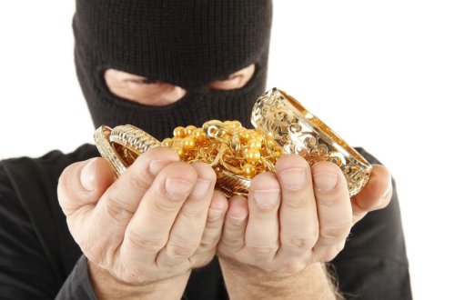 Evdən 7000 manat dəyərində qızıl oğurlayan şəxslər saxlanıldı