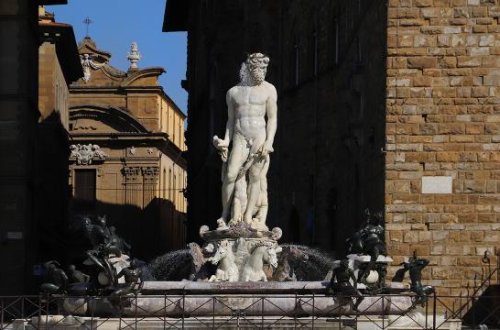 Florensiyada tarixi heykələ hücum edilib