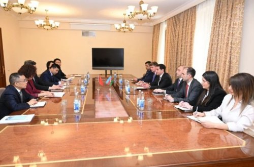 Hikmət Hacıyev çinli nazirlə müzakirə apardı