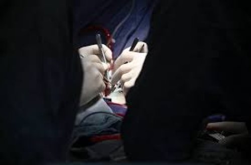 ABŞ-də taksi sürən həkimdən ŞOK ƏMƏL - Xəstənin dalağının əvəzinə qaraciyərini kəsdi - FOTO