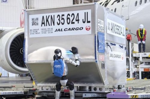 Yaponiyada hava limanında yüklər insanabənzər robotlara həvalə edilir