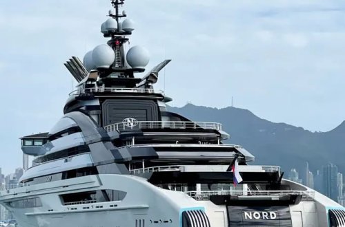 Rusiya superyaxtası blokadaya baxmayaraq Hörmüz boğazından keçib