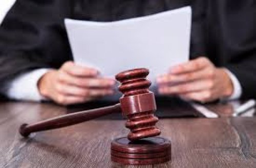 Məktəbə işə düzəltmək vədi ilə 200 minlik dələduzluq - Müəllimə hökm oxundu