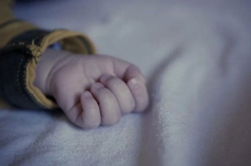 Boğazında yemək qalan 1 yaşlı körpə öldü