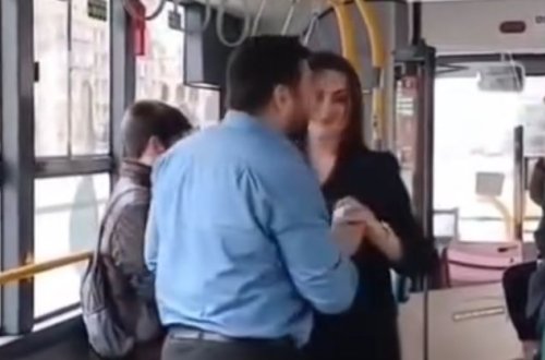 Azərbaycanda maraqlı hadisə: Avtobusda evlilik təklifi etdi - VİDEO