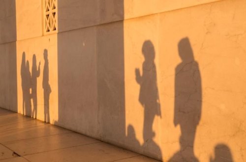 28 yaşlı qadın liseydə qeydiyyatdan keçdiyi üçün həbs edilib