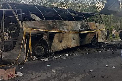 İndoneziyada sərnişin avtobusu tankerlə toqquşub: 16 ölü