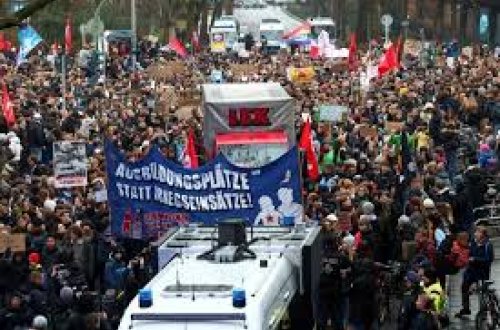 Hamburqda minlərlə şagird hərbi çağırışa qarşı etiraz edib