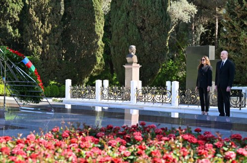 Prezident və birinci xanım Fəxri xiyabanda Heydər Əliyevin məzarını ziyarət ediblər - FOTO