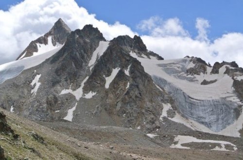 Elbrus dağında iki turist itkin düşdü