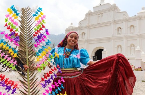El Salvador Çiçək və Palma Festivalını qeyd edir