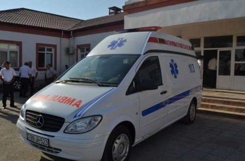 Bakıda məktəbdə bıçaqlanma: Qardaşını qoruyan qız yaralandı