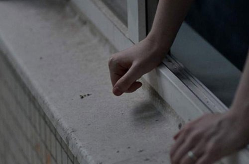 Bakıda faciəvi hadisə: 2 qadın pəncərədən yıxıldı, biri öldü