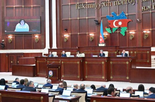 Milli Məclisin iclası başladı: İnsan alverinə qarşı mübarizəyə dair illik hesabat dinlənilir
