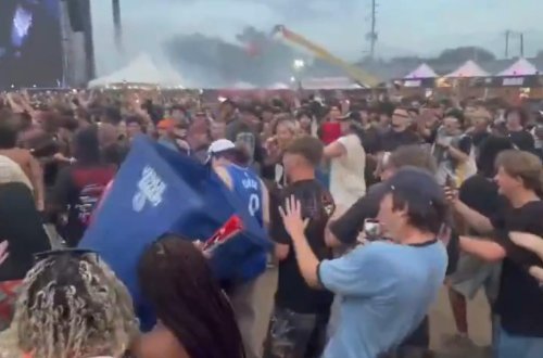 Dünyaca məşhur festivalda gənc qadının başına zibil qutusu düşdü
