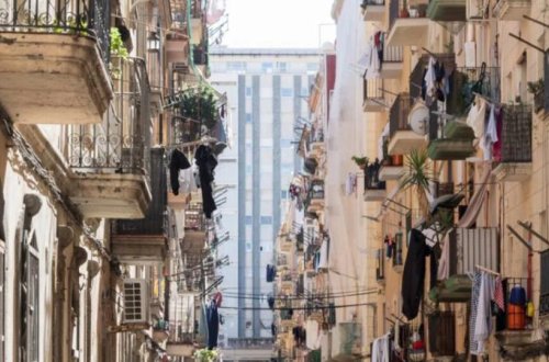 İspaniyada paltarların balkonlara asılması qadağan edilib