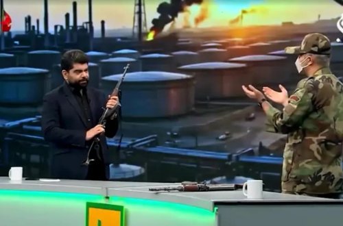 İran televiziyasının aparıcısı canlı yayımda Kalaşnikovdan atəş açıb