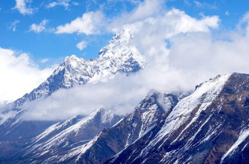 Everestə bir gündə 274 alpinist çıxaraq yeni rekorda imza atıb