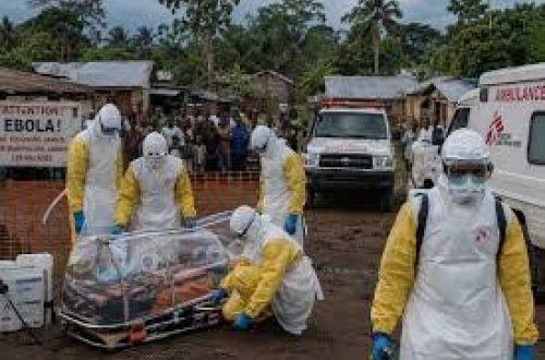 Konqoda yerli sakinlər Ebola virusdan müalicə mərkəzini yandırıblar - VİDEO