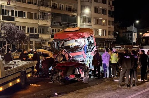 Türkiyədə yük maşını 2 avtomobillə toqquşdu: 5 ölü, 6 yaralı - FOTO