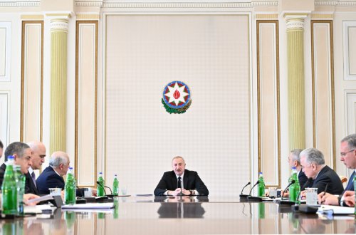 İlham Əliyev müşavirə keçirdi - FOTOLAR