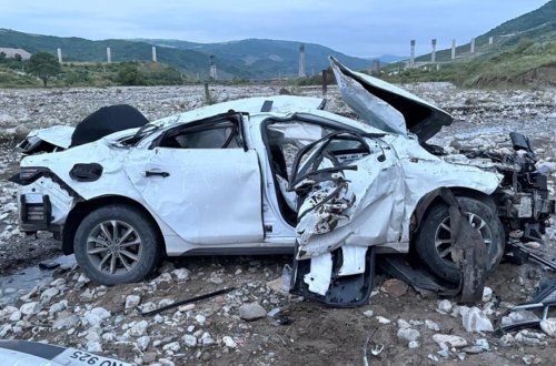 Maşın beton səddə çırpılıb çay yatağına düşdü - Ölənlər və yaralananlar var